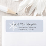 Dusty Blue Snowflake Winter Wedding Rücksendeadres<br><div class="desc">Ein winterliches Hochzeitsrücksenlabel mit einem weißen Schneeflocken auf staubblauem Hintergrund. Personalisieren Sie mit "Mr. & Mrs." gefolgt vom Nachnamen der Braut und des Bräutigams in grauem Skript-Schriftart, mit der Straßenadresse unten in serifenem Schriftart. Ideal für Verlobungs- und Hochzeitstag-Party Einladungen sowie Hochzeitseinladungen. Schauen Sie sich unsere Kollektionen an, um passende Hochzeitsdesigns...</div>