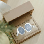 Dusty Blue Solid Color Styliert Monogram Manschetten Knöpfe<br><div class="desc">Ein Paar silber plattierter, runder Manschetten für den modischen Mann, der sein Outfit mit einer trendigen, staubigen blauen Farbe, seinem Namen in weiß, Großbuchstaben und mit weißen, stilisierten Initialen überlagert. Personalisieren Sie Ihre Cufflinks, indem Sie den Namen und die Initialen nach Belieben bearbeiten und ersetzen. Ein klassisches Geschenk zum Geburtstag,...</div>