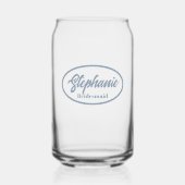 Dusty Blue Stilisierte Name Bridesmaid Glass Dosenglas (Vorderseite)