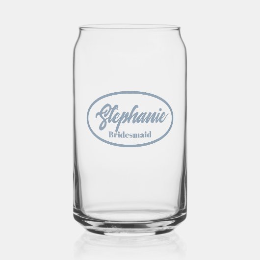 Dusty Blue Stilisierte Name Bridesmaid Glass Dosenglas (Vorderseite)