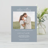 Dusty Blue Stilschrift mit Foto Wedding Einladung (Stehend Vorderseite)