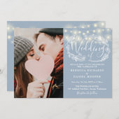 Dusty Blue String Lights Floral Foto Wedding Einladung (Vorne/Hinten)
