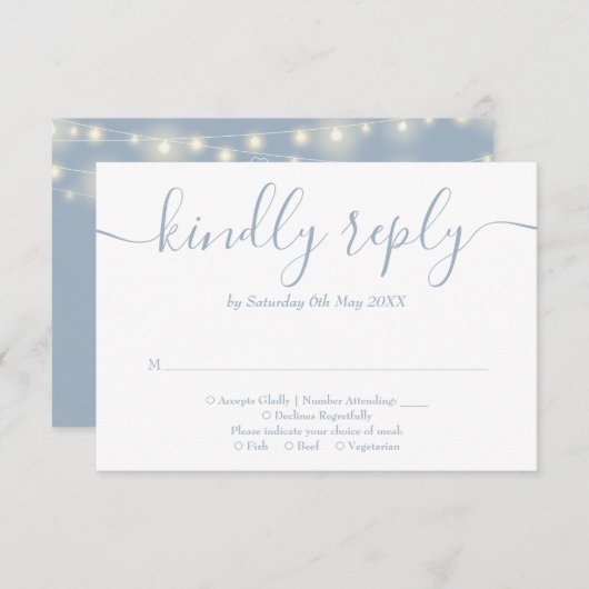 Dusty Blue String Lights Floral Wedding RSVP Karte (Vorne/Hinten)