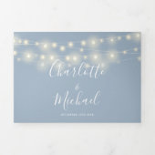 Dusty Blue String Lights Script Monogram Wedding Dreifach Gefaltete Einladung (Cover)