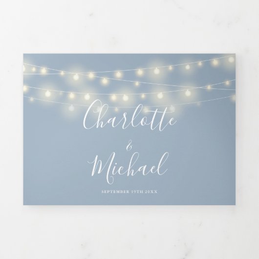 Dusty Blue String Lights Script Monogram Wedding Dreifach Gefaltete Einladung (Cover)