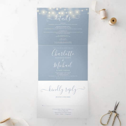 Dusty Blue String Lights Script Monogram Wedding Dreifach Gefaltete Einladung (Innenseite)