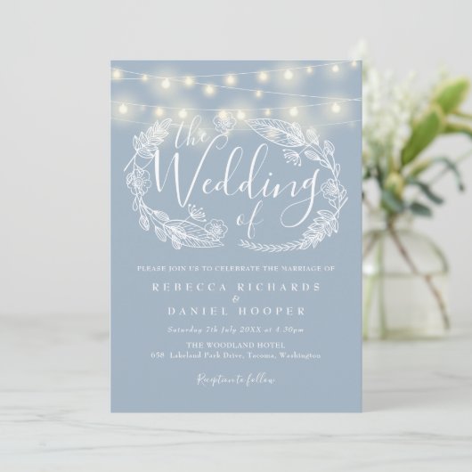 Dusty Blue String Lights Script Wedding Einladung (Stehend Vorderseite)