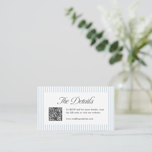 Dusty Blue Striped QR Code Classy Wedding Details Platzkarte (Stehend Vorderseite)