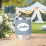 Dusty Blue Stylized Name Wedding Trauzeuge<br><div class="desc">Gönnen Sie Ihrem Hochzeitsreisenden einen Trauzeuge mit diesem personalisierten Edelstahl-Edelstahlwascher,  der in einem weißen,  ovalen Design in einem stilisierten Drehbuch seinen Namen trägt. Hintergrundfarbe und Skript ist staubblau. Personalisieren Sie Ihren Weinwäscher,  indem Sie den Namen mit dem gewünschten Namen bearbeiten und ersetzen. Erhältlich in vielen beliebten Hochzeitsfarben.</div>