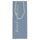 Dusty Blue Stylized Script-Trauzeugin Geschenktüte Für Weinflaschen (Rückseite)