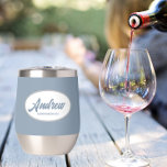 Dusty Blue Stylized Wedding Trauzeuge Name<br><div class="desc">Gönnen Sie Ihrem Hochzeitsreisenden einen Trauzeuge mit diesem personalisierten Edelstahl-Edelstahlwascher,  der in einem weißen,  ovalen Design in einem stilisierten Drehbuch seinen Namen trägt. Hintergrundfarbe und Skript ist staubblau. Ideal auch für eine Junggeselle! Personalisieren Sie Ihren Weinwäscher,  indem Sie den Namen mit dem gewünschten Namen bearbeiten und ersetzen.</div>