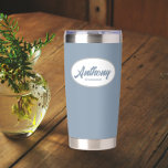 Dusty Blue Stylized Wedding Trauzeuge Name Thermobecher<br><div class="desc">Verschenken Sie Ihren Trauzeuge mit diesem trendigen und personalisierten,  rostfreien Edelstahl,  Thermalwäscher mit seinem Namen in stilisierter Schrift in einem weißen ovalen Design. Hintergrundfarbe und Skript ist staubblau. Personalisieren Sie Ihren thermischen Schuster,  indem Sie den Namen des Trauzeugen mit dem gewünschten Namen bearbeiten und ersetzen.</div>