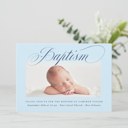 Dusty Blue Subtle Cross Script Taufe Foto Boy Einladung (Stehend Vorderseite)