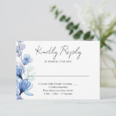 Dusty Blue Transparent Floral Monogram Wedding RSVP Karte (Stehend Vorderseite)