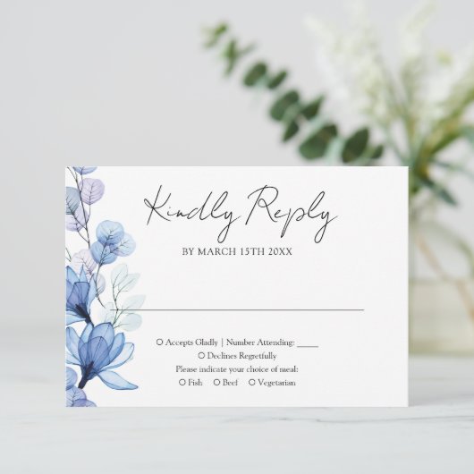 Dusty Blue Transparent Floral Monogram Wedding RSVP Karte (Stehend Vorderseite)
