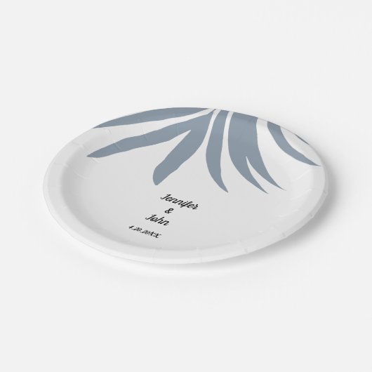 Dusty Blue Tropical Palm Leaf Elegante Coole Hochz Pappteller (Schrägansicht)