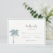 Dusty Blue Tropical Palm Tree Wedding rsvp Karte (Stehend Vorderseite)