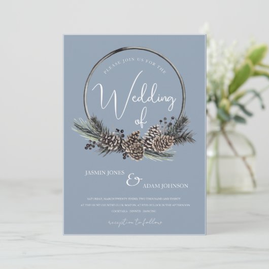 Dusty Blue und Black Christmas Wreath Wedding Einladung (Stehend Vorderseite)