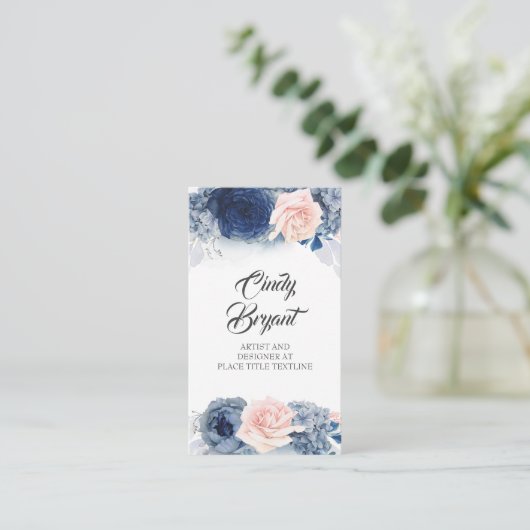 Dusty Blue und Blush Pink Blume Elegant Stilvoll Visitenkarte (Stehend Vorderseite)