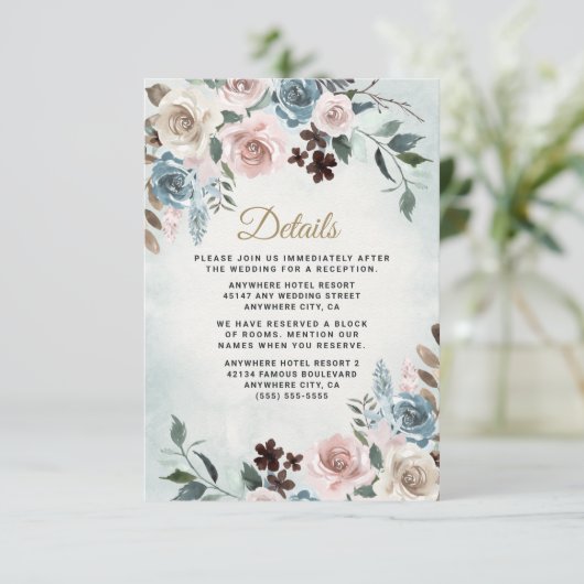 Dusty Blue und Blush Pink Mauve Floral Wedding Begleitkarte (Stehend Vorderseite)