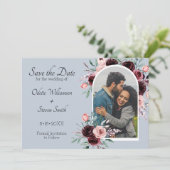 Dusty Blue und Burgund Blume Foto Wedding Save The Date (Stehend Vorderseite)