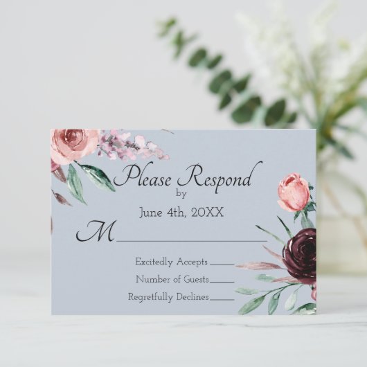 Dusty Blue und Burgund Floral Wedding RSVP (Stehend Vorderseite)