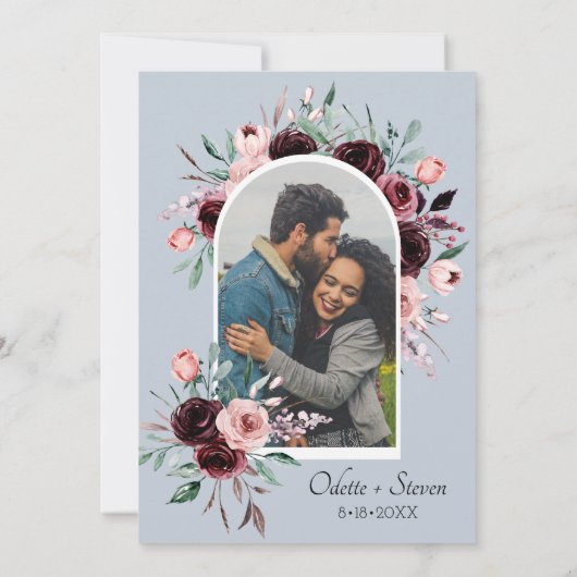 Dusty Blue und Burgund Foto Arch Wedding Einladung (Rückseite)