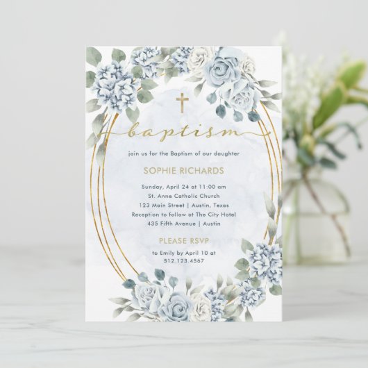 Dusty Blue und Gold Floral | Elegante Taufe Einladung (Stehend Vorderseite)