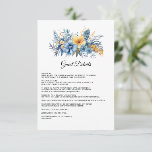 Dusty Blue und Gold Floral Wedding Guest Details Begleitkarte (Stehend Vorderseite)