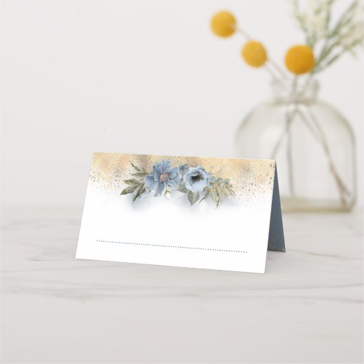Dusty Blue und Gold Glitzer Floral Wedding Platzkarte (Vorderseite)