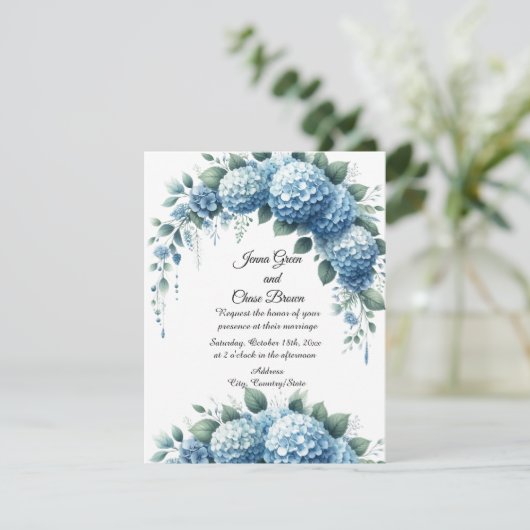 Dusty Blue und Green Hydrangea Hochzeitseinladung Einladung (Stehend Vorderseite)
