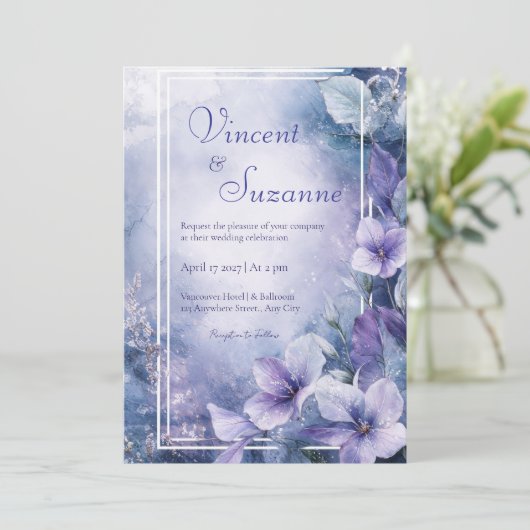 Dusty Blue und Lavender Floral Wedding Einladung (Stehend Vorderseite)