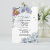 Dusty Blue und Lilac Exotic Floral Details Einladung (Stehend Vorderseite)