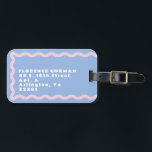 Dusty Blue und Pale Pink Squigggle mit Text Gepäckanhänger<br><div class="desc">Ein trendiger Einzug in den Wavy Line Squiggle-Rahmen in Muschel pink auf Französisch blau mit leicht bearbeitbarem Text für einfache Anpassung mit einem Namen und Adresse.</div>