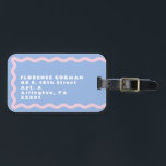 Dusty Blue und Pale Pink Squigggle mit Text Gepäckanhänger<br><div class="desc">Ein trendiger Einzug in den Wavy Line Squiggle-Rahmen in Muschel pink auf Französisch blau mit leicht bearbeitbarem Text für einfache Anpassung mit einem Namen und Adresse.</div>