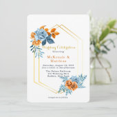 Dusty Blue und Rusty Peony Floral Gold Wedding Einladung (Stehend Vorderseite)