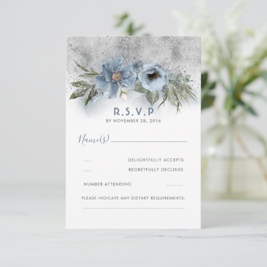 Dusty Blue und Silver Glitzer Modern Wedding RSVP (Stehend Vorderseite)