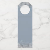 Dusty Blue und Silver Glitzer Moderne Hochzeit Flaschenanhänger (Rückseite)