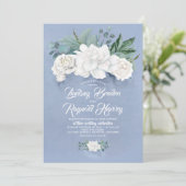 Dusty Blue und White Blume Elegante Peony Wedding Einladung (Stehend Vorderseite)