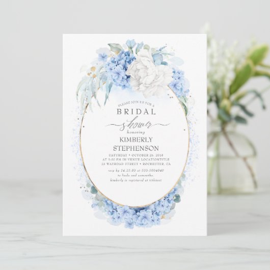 Dusty Blue und White Floral Brautparty Einladung (Stehend Vorderseite)