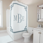 Dusty Blue und White Griechisch Key | MIT MONOGRAM Duschvorhang (Beispiel)