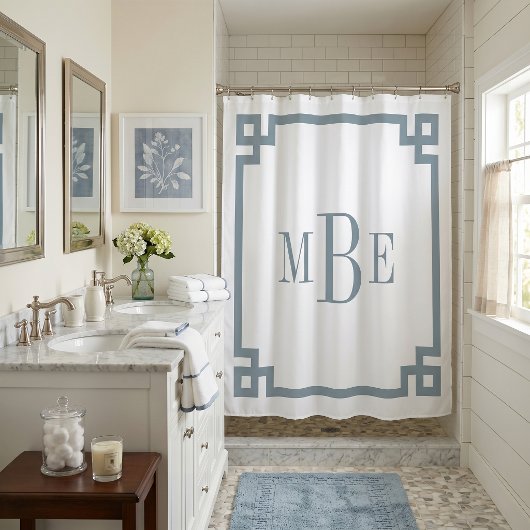 Dusty Blue und White Griechisch Key | MIT MONOGRAM Duschvorhang