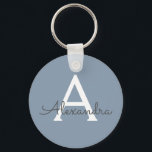 Dusty Blue und White Mit Monogramm Schlüsselanhänger<br><div class="desc">Dusty Blau und Weiß Eleganter Schlüsselanhänger. Diese Schlüsselanhänger können auf Ihren Vor- und Vornamen angepasst werden und sind ein perfektes Brautparty-,  Junggeselinnen-Abschied- oder Geburtstagsgeschenk.</div>