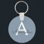 Dusty Blue und White Mit Monogramm Schlüsselanhänger<br><div class="desc">Dusty Blau und Weiß Eleganter Schlüsselanhänger. Diese Schlüsselanhänger können auf Ihren Vor- und Vornamen angepasst werden und sind ein perfektes Brautparty-,  Junggeselinnen-Abschied- oder Geburtstagsgeschenk.</div>
