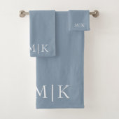 Dusty Blue und White | Modernes Monogramm Badhandtuch Set (Insitu)
