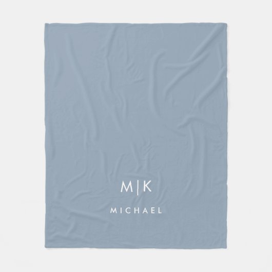 Dusty Blue und White | Modernes Monogramm Fleecedecke (Vorderseite)