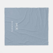 Dusty Blue und White | Modernes Monogramm Fleecedecke (Vorderseite (Horizontal))