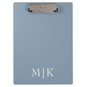 Dusty Blue und White | Modernes Monogramm Klemmbrett (Vorderseite)