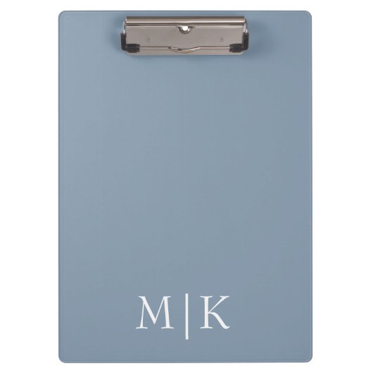 Dusty Blue und White | Modernes Monogramm Klemmbrett (Vorderseite)