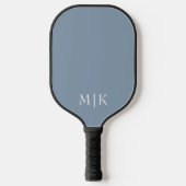 Dusty Blue und White | Modernes Monogramm Pickleball Schläger (Vorderseite)